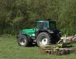 Valtra Traktor mit Claas Wender im Einsatz bei Pottiga in Thringen. 01.08.2012