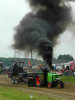 Mit mächtig Rauch und Lärm zieht ein Tractor im Tractor Pulling den Bremswagen.

Viersen Bockert 21.06.2015