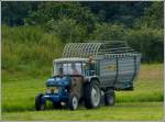 Mit diesem Ford 3910 als Vorspann vor einem Selbsmherladewagen holt dieser Bauer frisches Grnfutter fr seine Tiere zur Stallfterung. 13.08.2012.