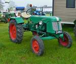 Gldner Traktor steht bereit um an der Rundfahrt Vintage Fuussekaul teilzunehmen. 09.05.2023