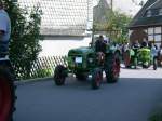 Gldner Traktor auf der Zufahrtsstrae zum Bulldogtreffen Burkhardtsdorf