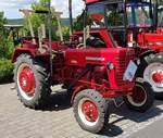 =IHC D 322 steht bei der Traktorenaustellung der Fendt-Freunde Bad Bocklet im Juni 2019