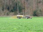 Traktor mit Gllewagen unterwegs auf einem Feld bei Lyssach am 18.04.2013