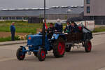 Lanz Traktor mit Hänger und Mitfahrern genossen von dem noch trockenen Wetter bei der Rundfahrt durch die Gemeinde Esch Sauer.