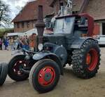 =Lanz Bulldog steht auf dem Ausstellungsgelände der Traktorfreunde Wiershausen am Klostergut Hilwartshausen, 05-2023