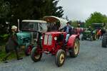 Kurz vor dem Start der Rundfahrt Vintage Fuussekaul, Schlter auf dem Weg sich in die Reihe der Traktoren einzureihen. 09.05.2023
