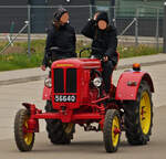 Diese Beiden, Fahrerin und Beifahrerin, genossen die Rundfahrt auf dem Schlüter Traktor.