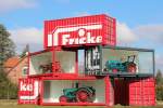 Firma Fricke Landmaschinen hat sich am Standort Heeslingen ein besonderes  Denkmal  gesetzt. Datum 12.03.2016