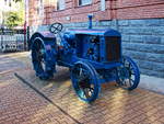 Oldtimer Traktor in Chabarowsk, in der Nähe des Tores des Stadtmuseums in Chabarowsk  am 22.