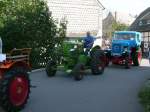 Der ungarische Traktor wartet auf der Zufahrtsstrae zum Bulldogtreffen Burkhardtsdorf