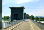 der Radweg über den Rhein führt über die Kraftwerksanlage bei Birsfelden, Juni 2015