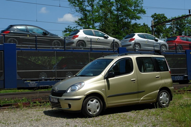 Toyota - Yaris Verso Bj. 2000. Der Autotransport auf Schienen bringt die franzsische Konkurrenz nach Basel. Aber so vielseitig wie der Toyata sind sie sicher nicht. Aargau - Schweiz am 12.6.2007.