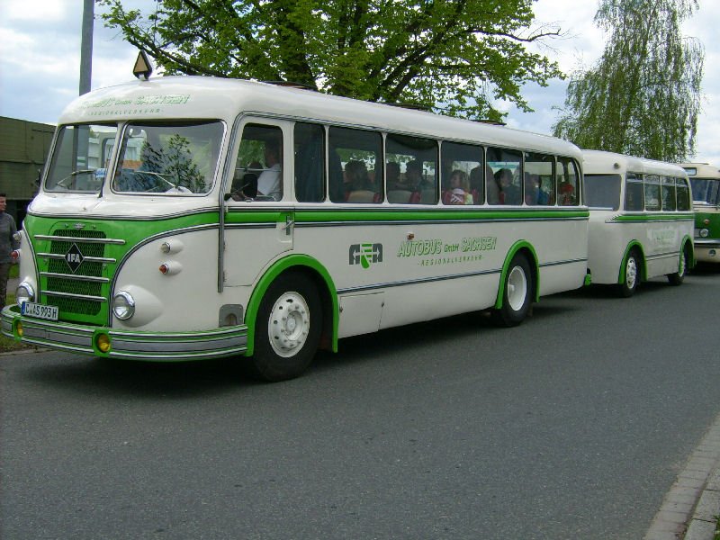 Traditionsbus H6B mit Anhnger der Autobus Sachsen beim Oldtimertreffen in Hartmannsdorf. Er stand wie der Ikarus fr Mitfahrten zur Verfgung.