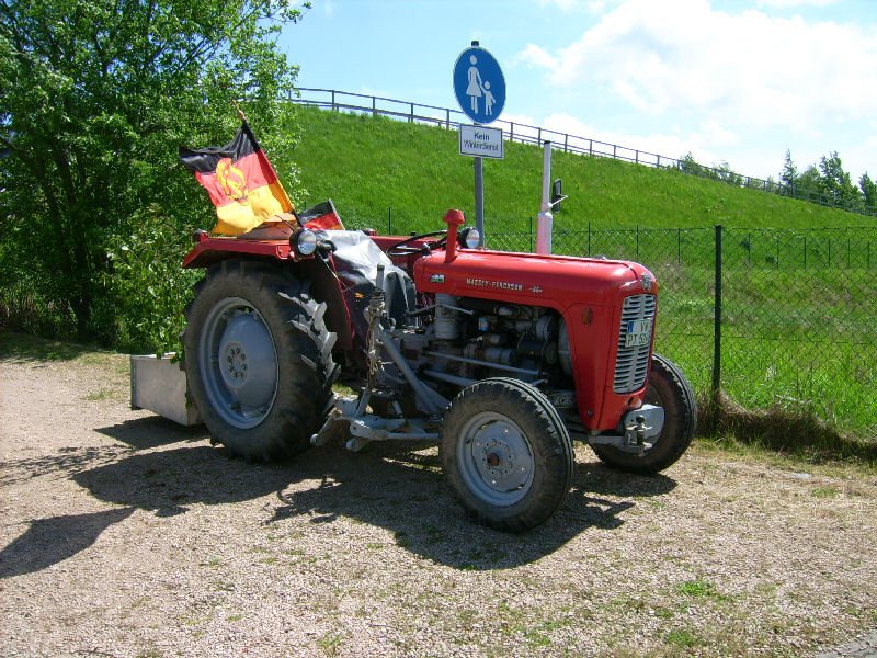 Traktor MF35 mit Aufnahmevorrichtung fr Messerbalken beim Oldtimertreffen in Auerbach Rebesgrn