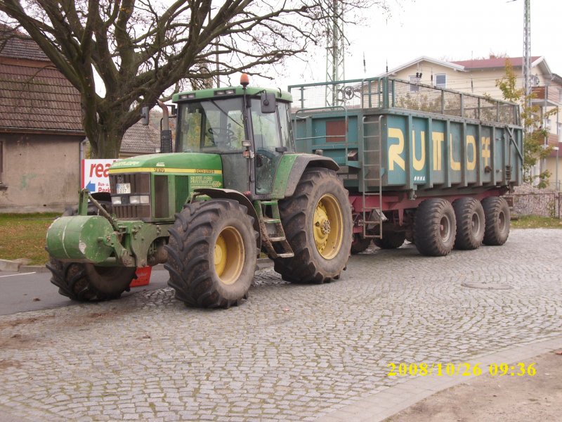 Traktor mit Hnger steht am 26.10.2008 am ehmaligen Kleinbahnhof in Bergen/Rgen.