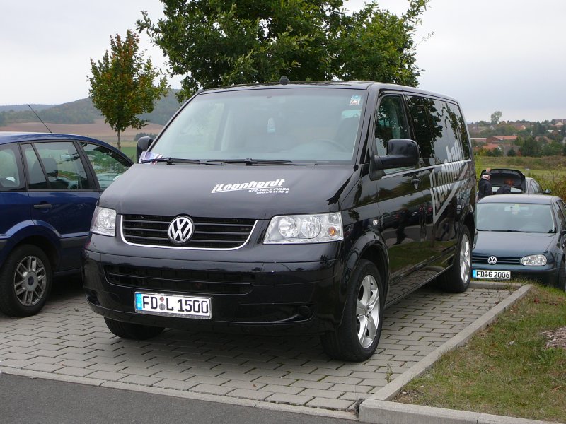 VW T 5 mit Werbung f r die Firma Leonhardt steht auf dem Parkplatz der 