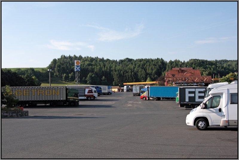 Truckstop Geiselwind am 03.07.08. Im Bild verschiedene Lkw´s z.B ein Scania, MAN TGA und Volvo FH12