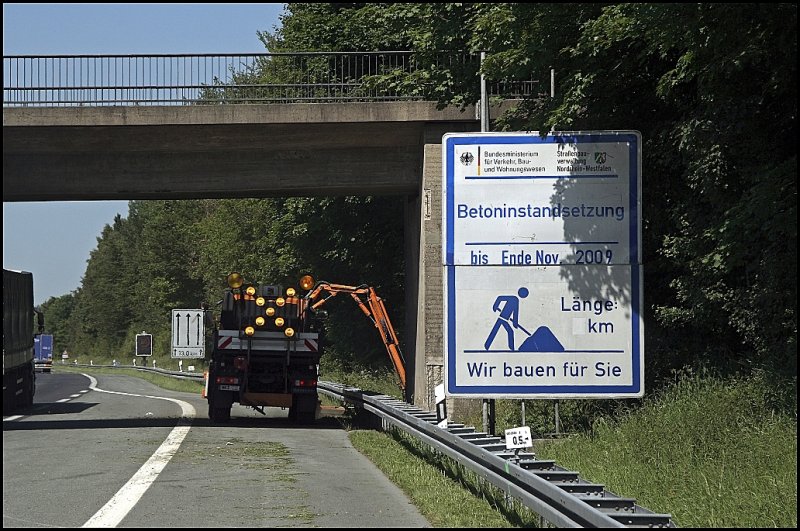 U500 mht das Bankett entlang des Beschleunigungsstreifen in Drolshagen in Richtung Ldenscheid. (02.06.2009)