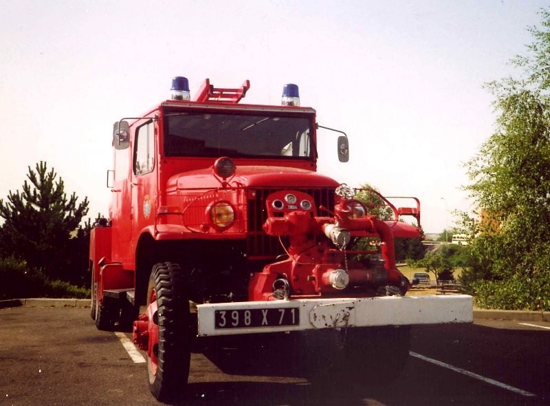 Umgebauter Miltr-LKW GMC 353 als Tanklschfahrzeug am 2.7.1989 in Digoin.