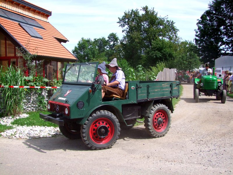 Unimog-Cabrio nimmt an der Oldtimerausfahrt in Antiesenhofen teil; 080810