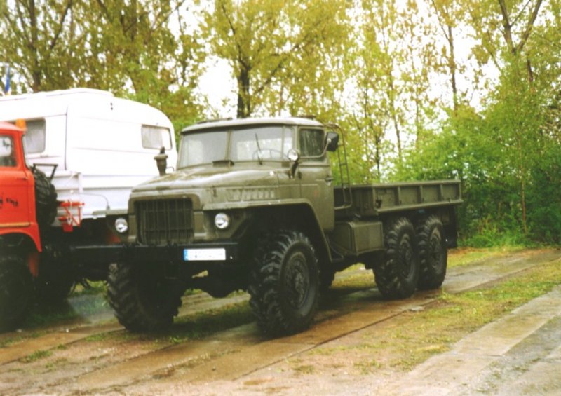 Ural 375 mit flacher Stahlbordpritsche, Werdau 30.04.04