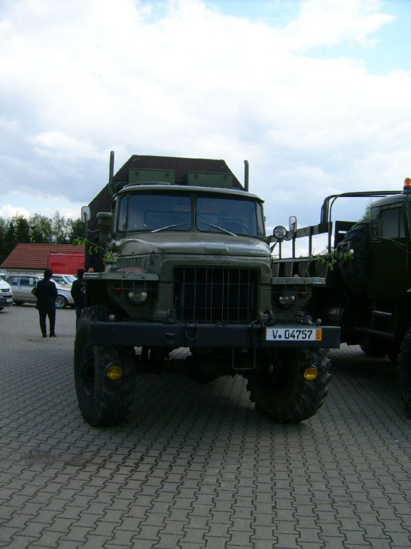 Ural 375D mit Planenkoffer beim treffen am Nutzfahrzeugmuseum Hartmannsdorf