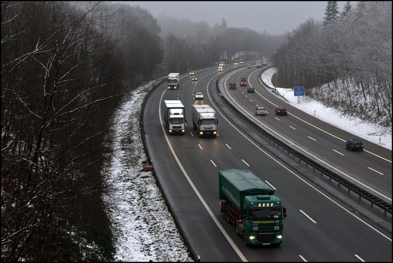 Verkehr auf der A45 bei Ldenscheid. (10.12.2008)