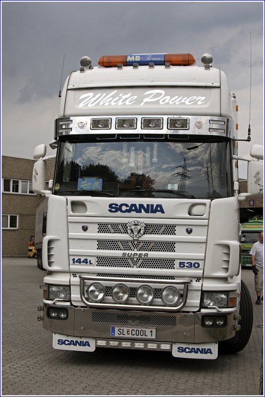 Viel Ausstattung befindet sich an der Zugmaschine. Insgesamt gibt es 65 leuchtende Lampen am Fahrzeug. (Scania Topline 144L 530PS). (22.05.2009)