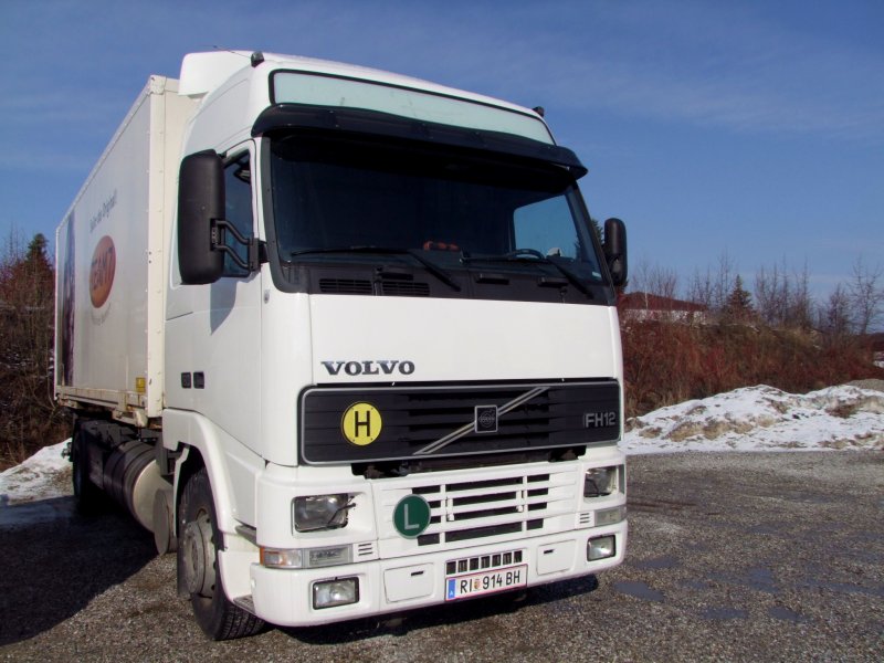 Volvo-FH12 steht mit einem Container einer Grotischlerei zur Abfahrt bereit; 090308