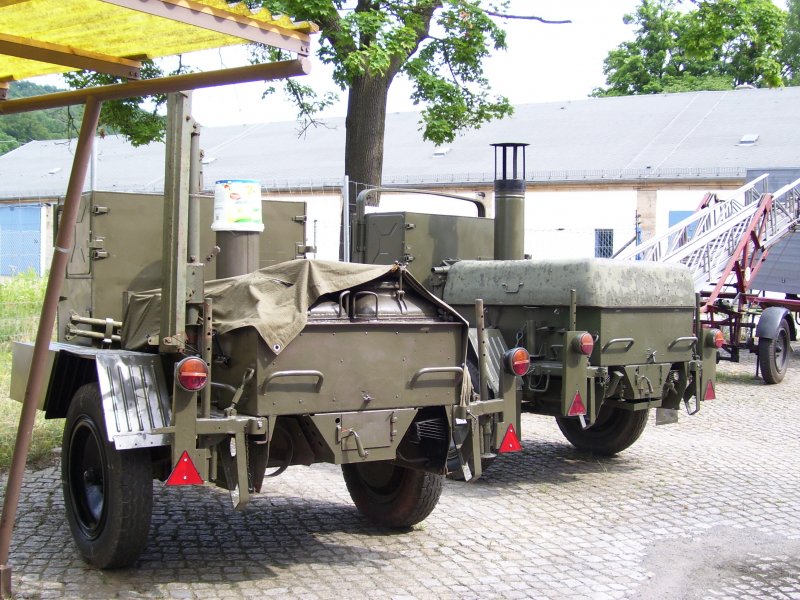 Vor dem sehenswerten DDR Museum im Pirna stehen auch 2  Gulaschkanonen .