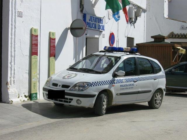 Vor der Polizeiwache in Spanien ein Auto der spanischen Polizei Polcia Local.