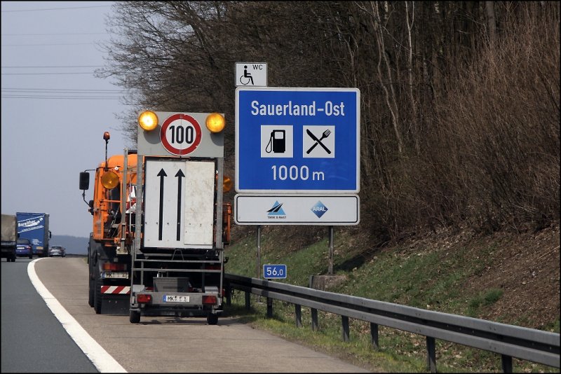 Vorabsicherung mit dem MAN FE360A. Hier kurz vor der Talbrcke Kattenbusch in Richtung Dortmund. (07.04.2009)