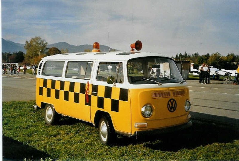VW-Bus im Dienst des Flugplatzes Lerchenfeld bei Thun