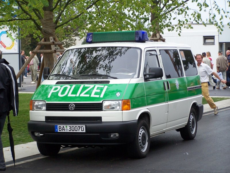 VW-Bus der IV. Bayerischen Bereitschaftspolizeiabteilung vor dem easyCredit-Stadion, welches zum Zeitpunkt der Aufnahme allerdings noch Frankenstadion hie.
Aufgenommen am 10.9.2005.