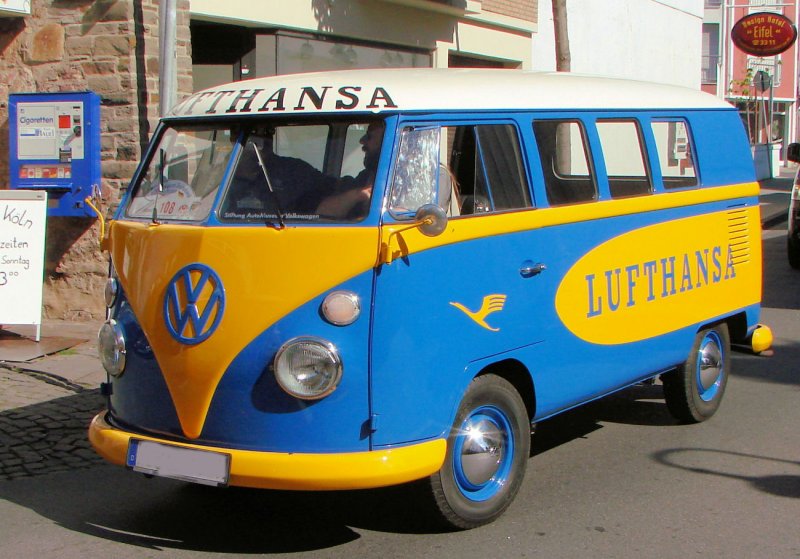 VW-Bus mit Lufthansalackierung - 22.07.2007 - Oldtimerralley in Euskirchen