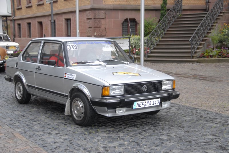 VW Jetta Bj. 1982, 70 PS rollt zum Start in 36088 Hnfeld anl. der ADAC Oldtimerfahrt zum Hessentag nach Langenselbold, 06.06.2009