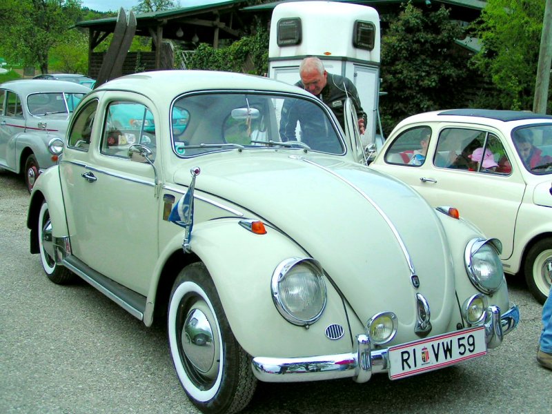 VW-Kfer Bj1959 hat hlzerne Schi´s aufgeschnallt, und wird in Krze bei der Oldtimerausfahrt in Neuhofen/Innkr. teilnehmen; 080501