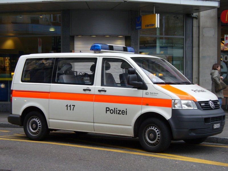 VW Kastenwagen der Stadtpolizei Zrich unterwegs in Zrich am 01.01.2008 