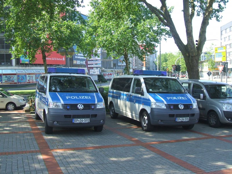 VW Mannschaftsbusse zu Gast zur Verstrkung der BP im
Bochumer Hbf. zur berwachung der auswrtigen Fussball Fans