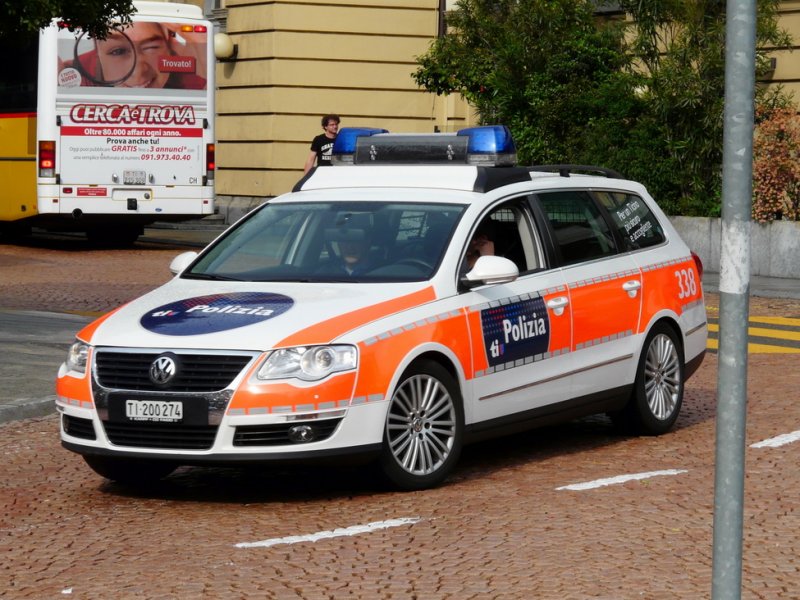 VW Polizeiauto des Kantons Tessin TI 200274 unterwegs in Bellinzona am 13.05.2009
