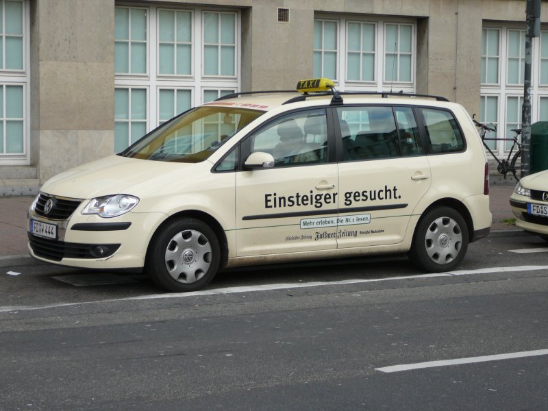 VW Touran als Taxi am 24.10.2008 am Bahnhof in Fulda