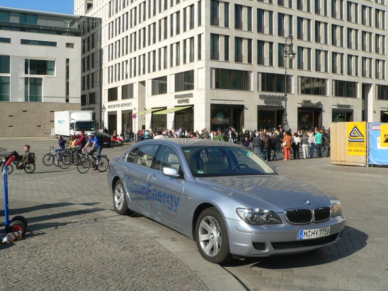 Wasserstoffbetriebener 7er BMW  Clean Energy . Am 19.4.2009 nahe dem Brandenburger Tor.