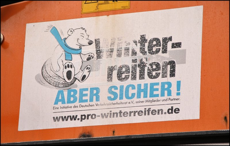 WINTERREIFEN?.... ABER SICHER! Abgelichtet auf einem Schimdt-Streuautomaten der AM Ldenscheid) (02.03.2009)