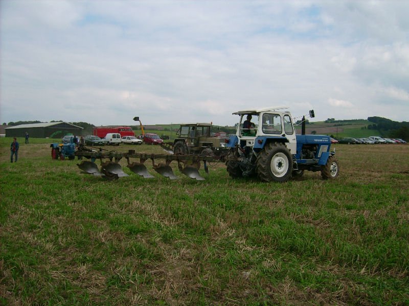 ZT303 mit 5 Schar Pflug auf einen Feld in Klaffenbach