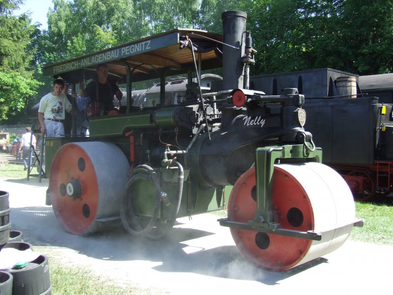 Zum 15-jhrigen Bestehen des Eisenbahnmuseums in Schwarzenberg(Erz.)war auch Dampfwalze  Nelly  zu Gast. Auch mit Ihr wurden Fhrerstandsmitfahrten angeboten. Aufgenommen am 19.05.07.