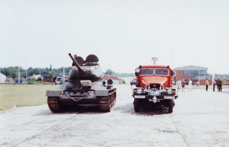 Zwei alte Bekannte der Kampfpanzer T34 u.TLF15-G5 beim Tag der offenen Tr in Torgelow/Spechtbreg.