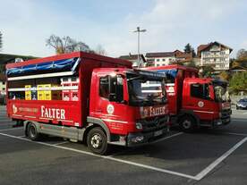 Zwei Mercedes-Benz Atego 818 Getränkelaster der Brauerei Falter in Regen 28.10.2016