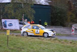 Startnummer 61 Opel Astra F, Andrea Heiser & Katharina Hampe, beim abbigen in einen Wirtschaftsweg nähe Rodder,nach der Mittags Pause mit zusatz Lampen, Youngtimer Rally Köln - Ahrweiler