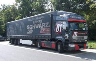 Renault Premium, aufgenommen im September auf einem Supermarktparkplatz in Burghaun / Lkr.