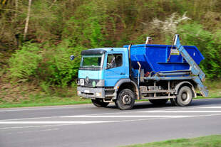 MB 1222 mit Abrollcontainer ,Mitzieher am 29.03.2017 auf der B 56, bei Geilenkirchen